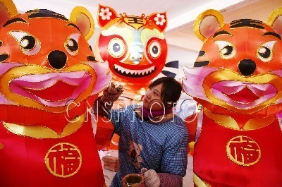 山東乳山趕制節(jié)能彩燈迎春節(jié) - 中國自貢燈會,燈會彩燈界的行業(yè)門戶網站,聚合彩燈企業(yè)提供最全的彩燈會燈展花車信息,搜羅展會活動信息和歷屆燈會集錦